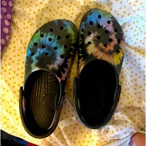tie day super cute crocs size 5 in men’s size 7 in women’
